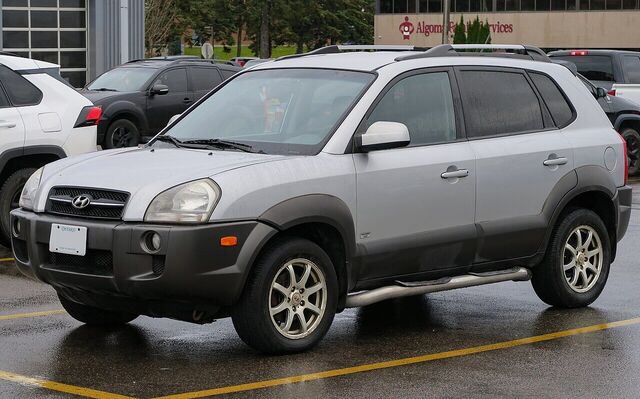 Hyundai Tucson (JM) · front three-quarter