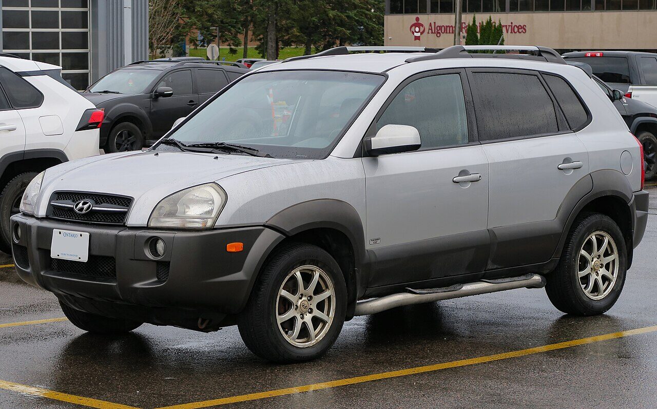Hyundai Tucson (JM) · front three-quarter