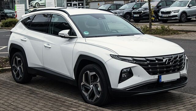 Hyundai Tucson (NX4), pre- or post-facelift not identified · 5-door SUV, short wheelbase (2,680 mm) · front three-quarter