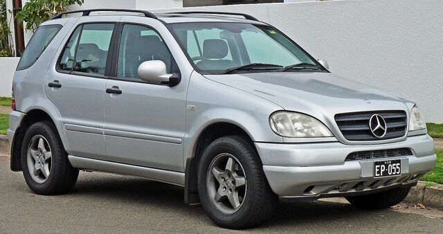 Mercedes-Benz M-Class (W163), original version (before the first facelift) · front three-quarter