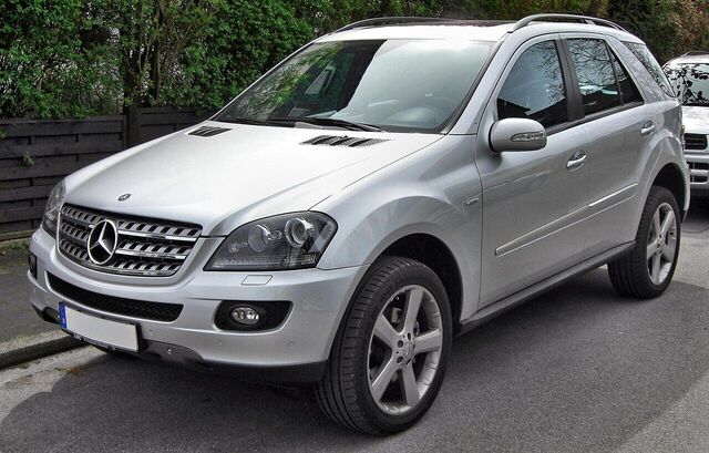Mercedes-Benz M-Class (W164), original version (before the first facelift) · front three-quarter