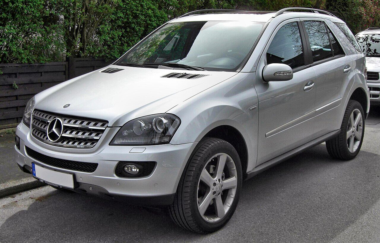 Mercedes-Benz M-Class (W164), original version (before the first facelift) · front three-quarter