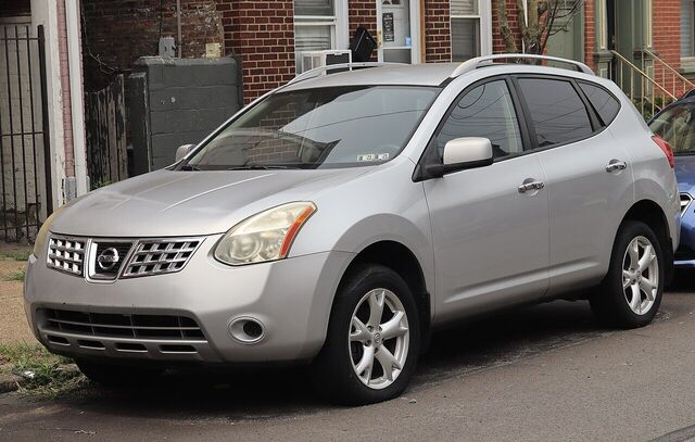 Nissan Rogue (S35), pre- or post-facelift not identified · front three-quarter
