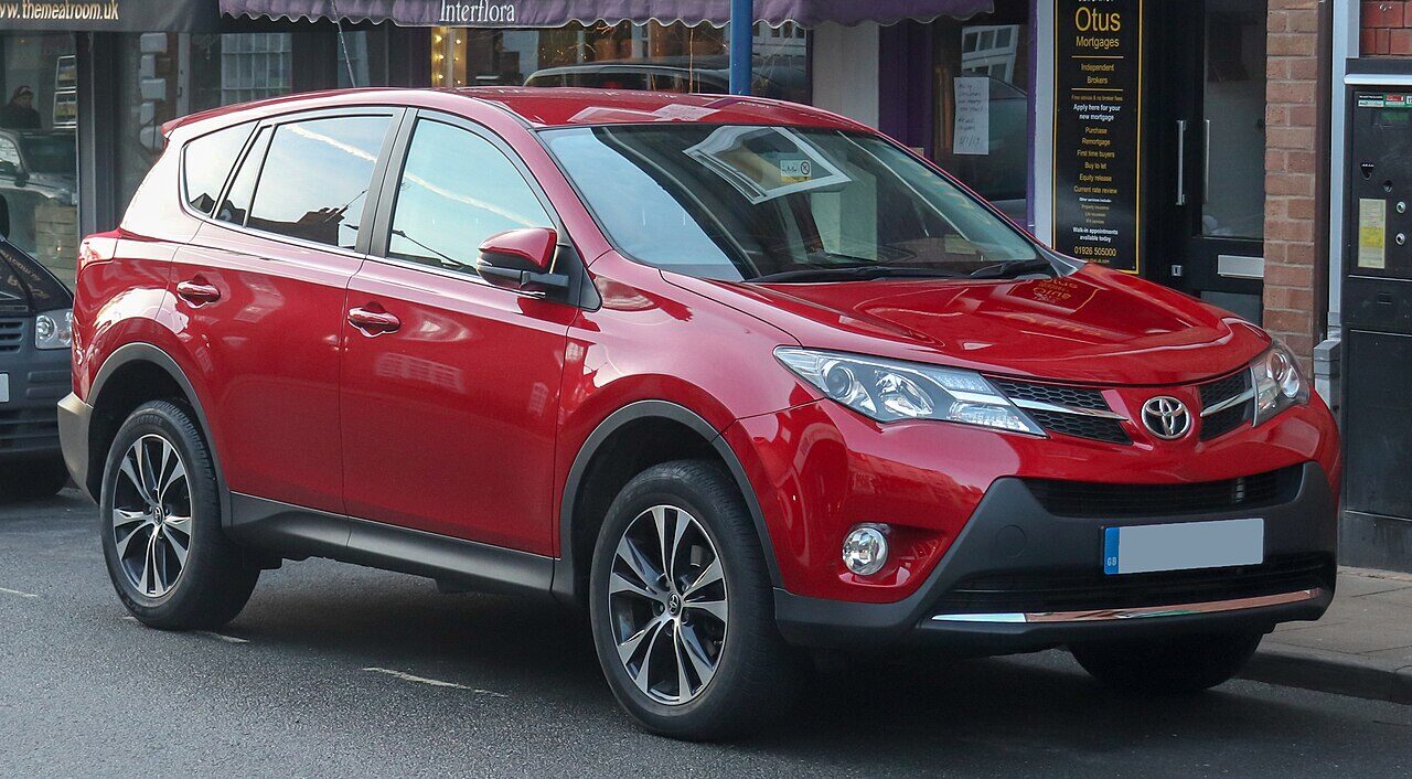 Toyota RAV4 (XA40), original version (before the first facelift) · front three-quarter